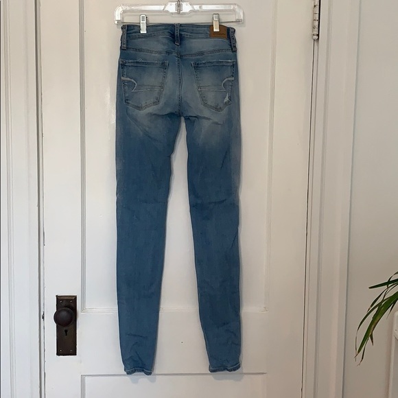 American Eagle light wash denim skinny jeans. - Picture 2 of 2